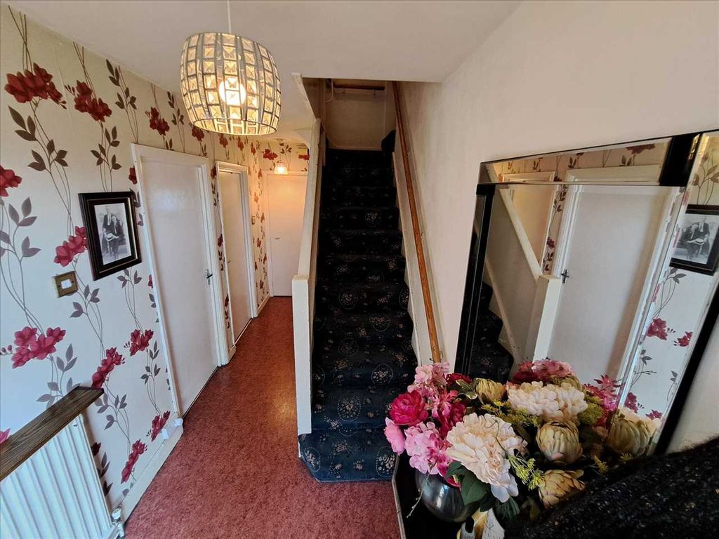 Property photo 2 of 14 Hallway