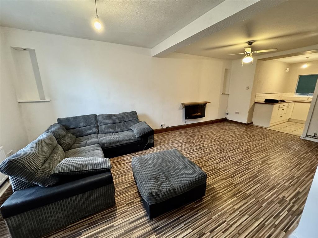 Property photo 2 of 11 Lounge