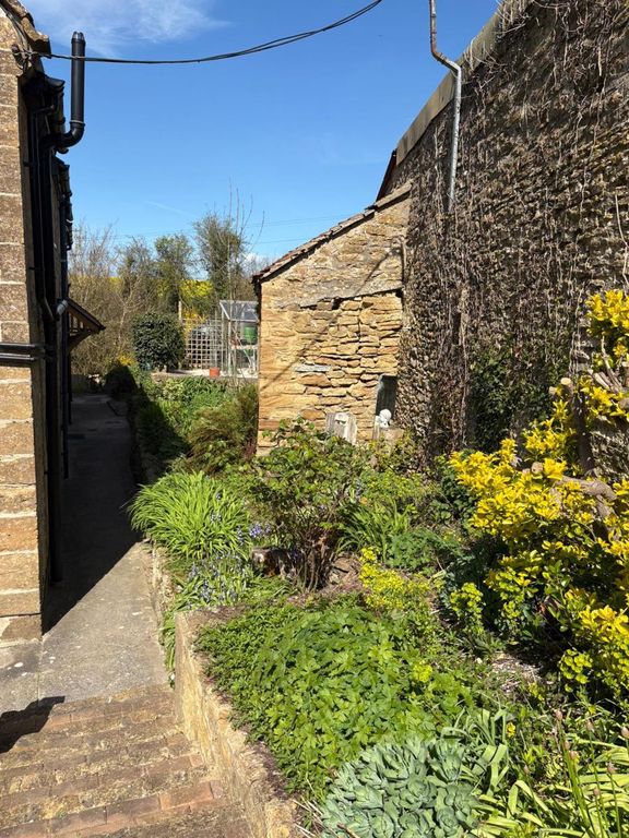 Property photo 3 of 20 Side Garden