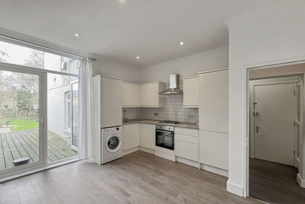 Property photo 2 of 16 11A Oliver Avenue, South Norwood, London, Se25 6Ty