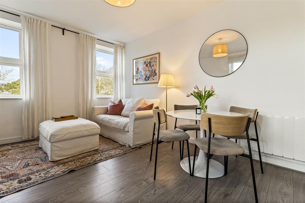 Property photo 3 of 17 28 The Pinnacle-006.Jpg