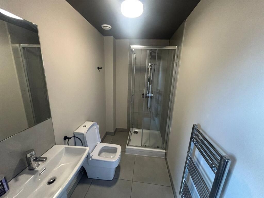 Property photo 1 of 2 Modern Studio Flat For Rent