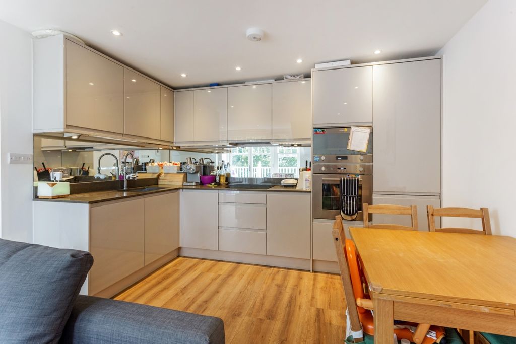 Property photo 3 of 12 Raglan House, 13 (5)