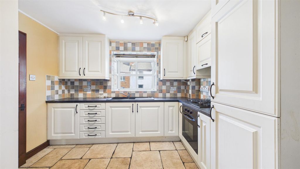 Property photo 2 of 18 Cam05101G0-Pr0022-Still009.Jpg