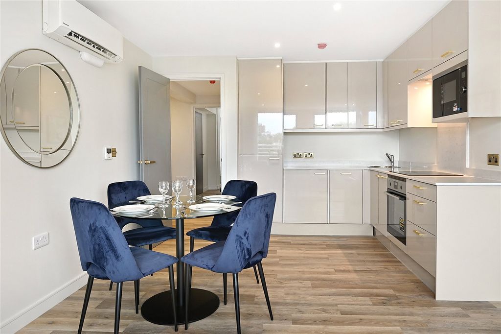 Property photo 2 of 17 Picture No. 11