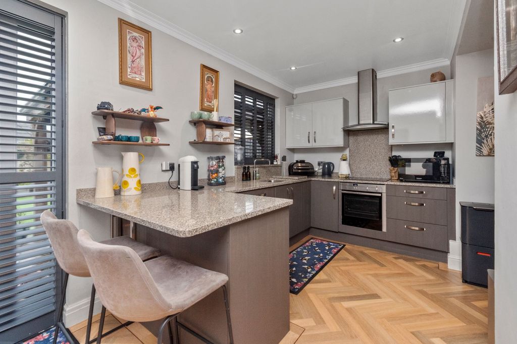 Property photo 3 of 37