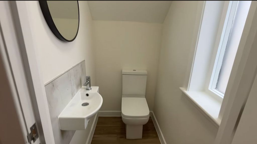 3 bed flat for saleBurns Crescent, Dingwall IV15 photo 4