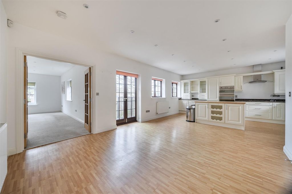 Property photo 3 of 18 Kitchen/Dining Room
