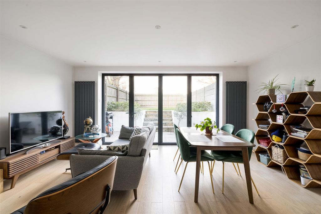 Property photo 2 of 21 North Birkbeck, E11