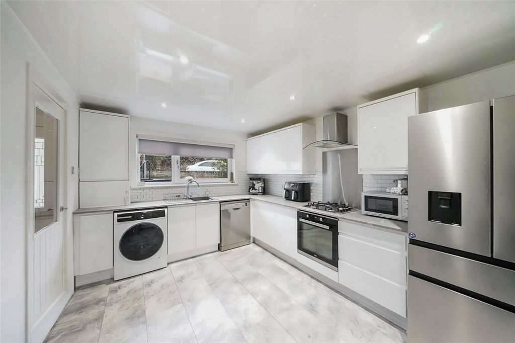 Property photo 3 of 27 Kitchen