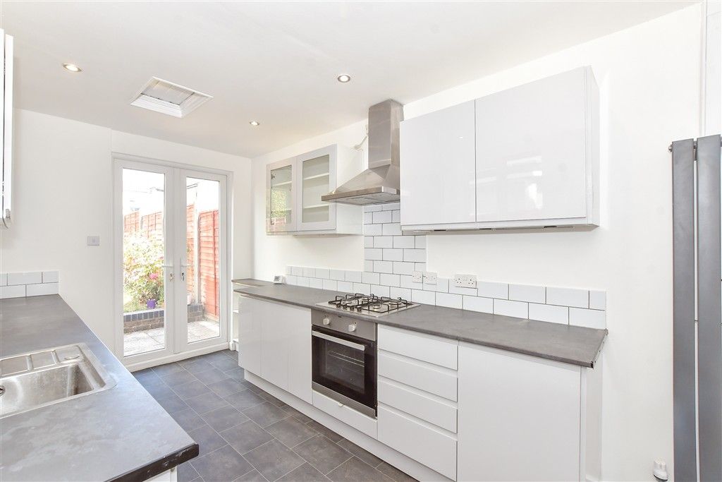 Property photo 3 of 11 Kitchen