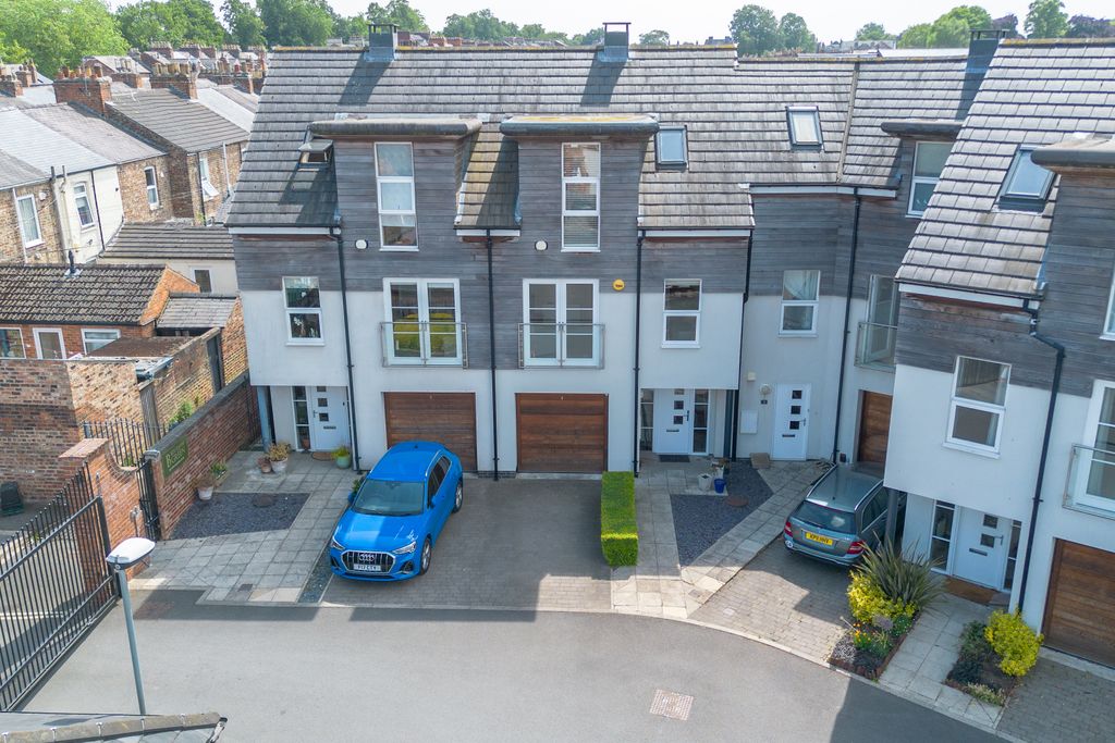 Property photo 1 of 18 2Boothamgreen2