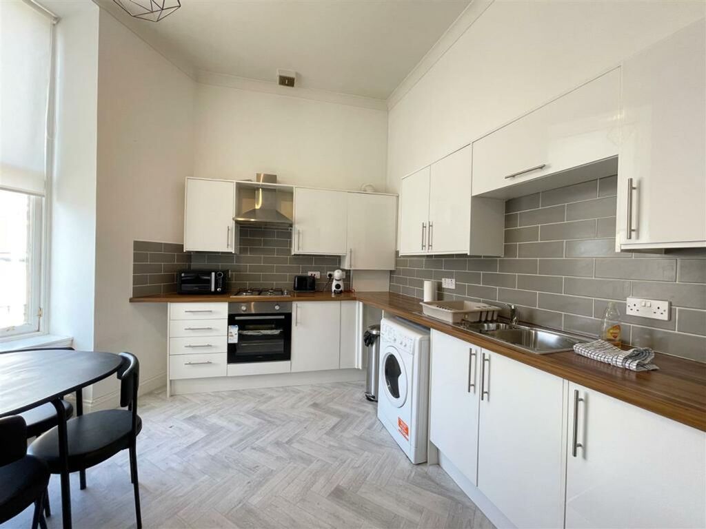 Property photo 3 of 9 Kitchen/Dining