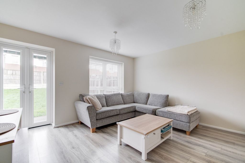 Property photo 2 of 15 Picture No. 11