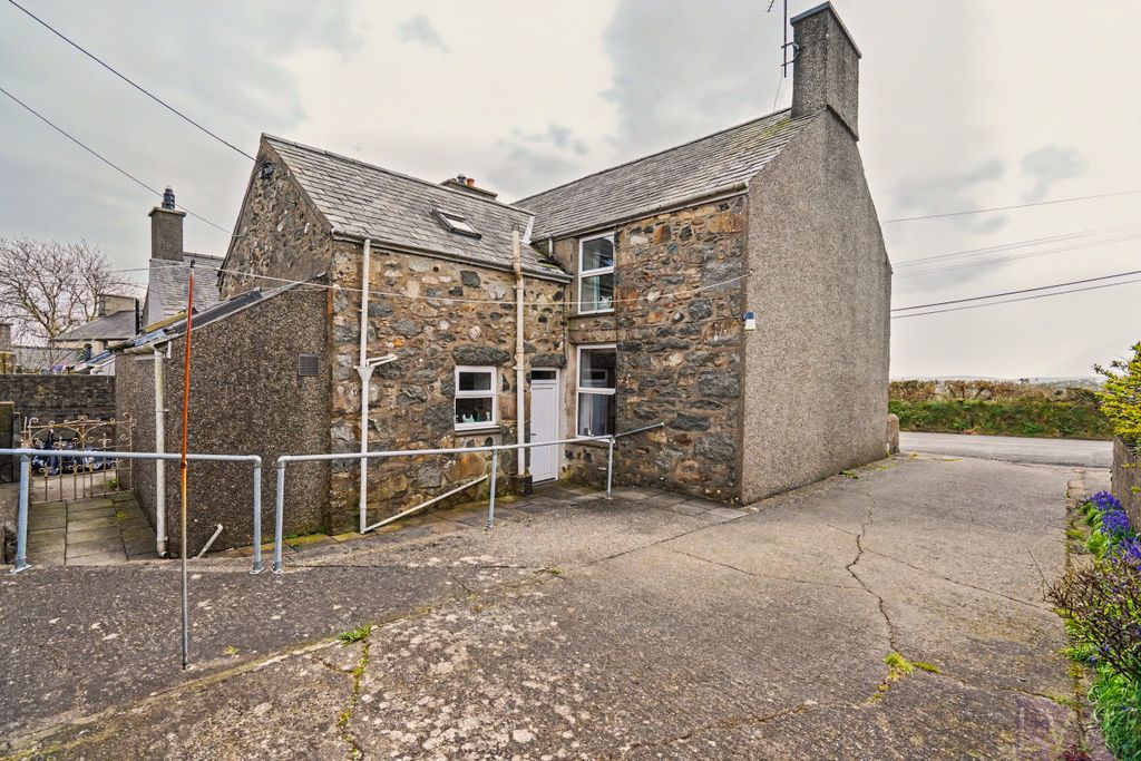 Property photo 2 of 17 Iard | Yard