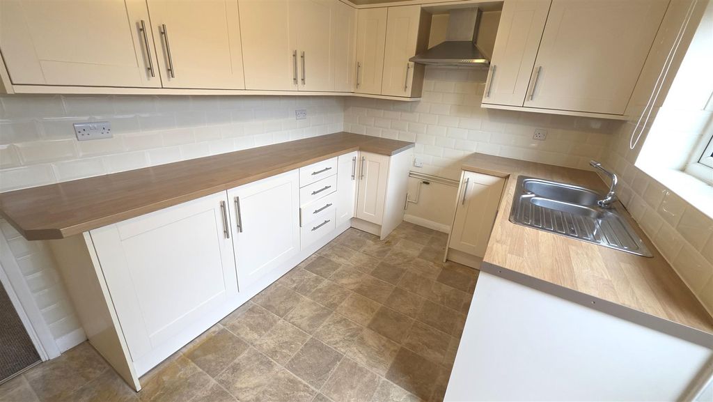 Property photo 3 of 14 Further Kitchen.Jpg