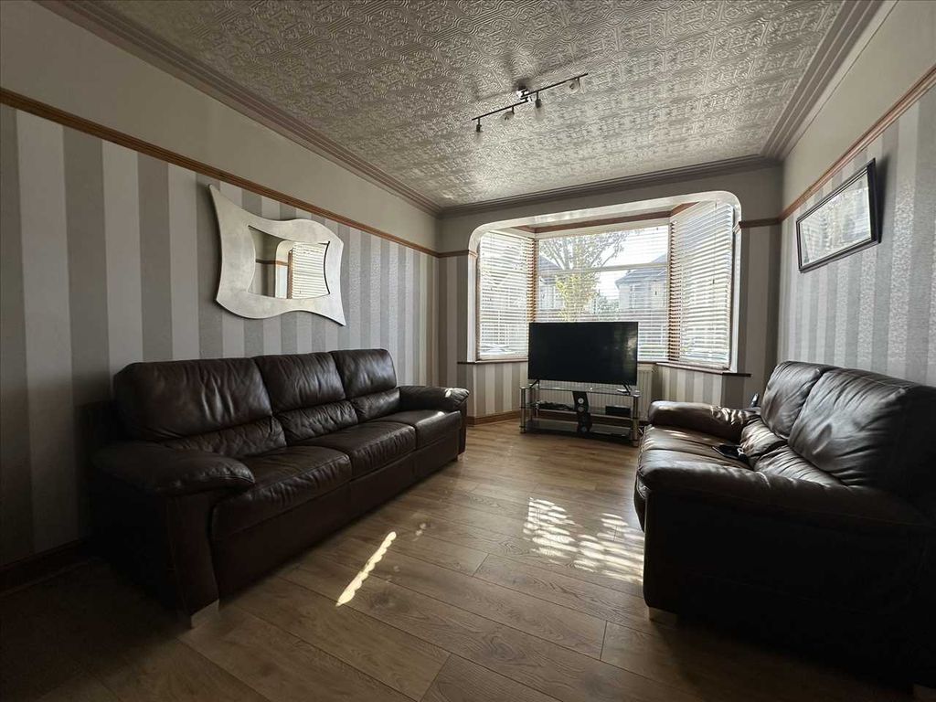 Property photo 3 of 17 Lounge