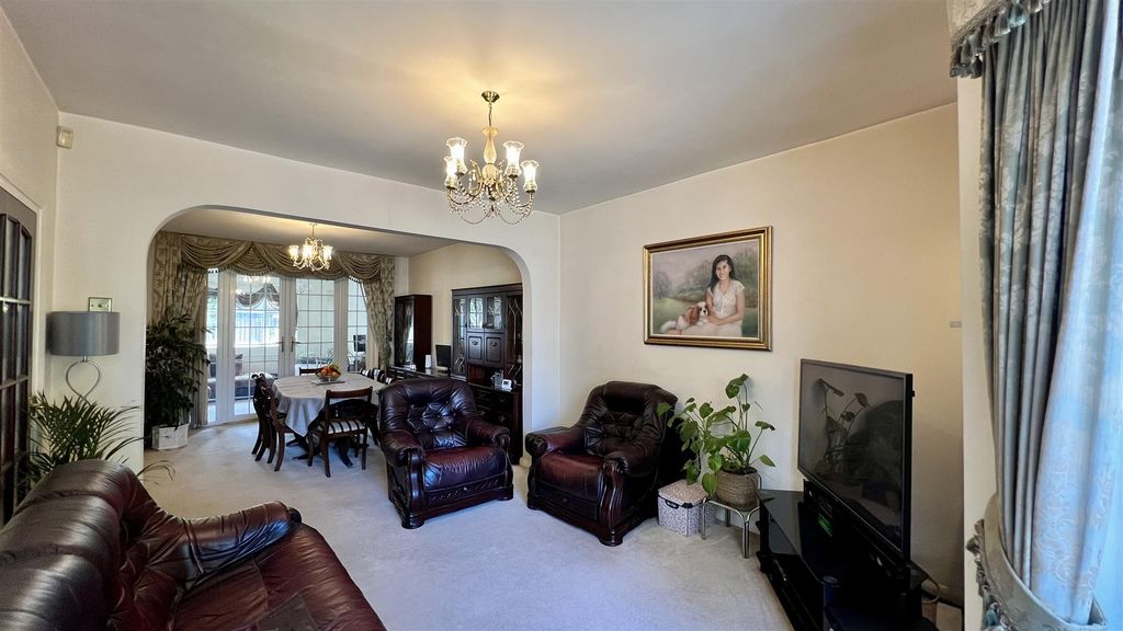 Property photo 2 of 15 Through Lounge