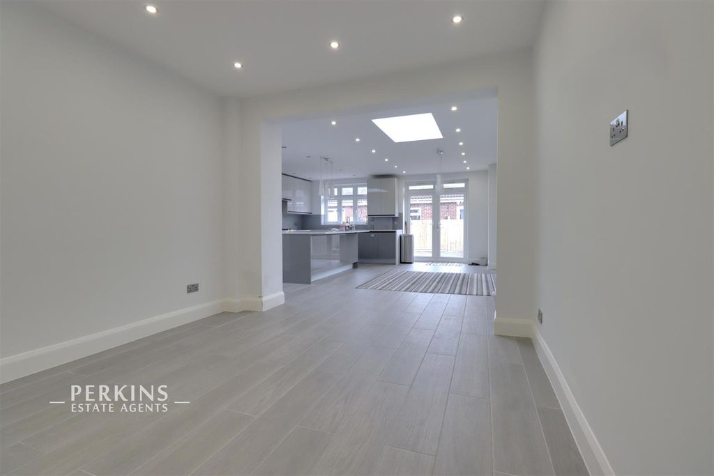 Property photo 2 of 9 Living.Jpg