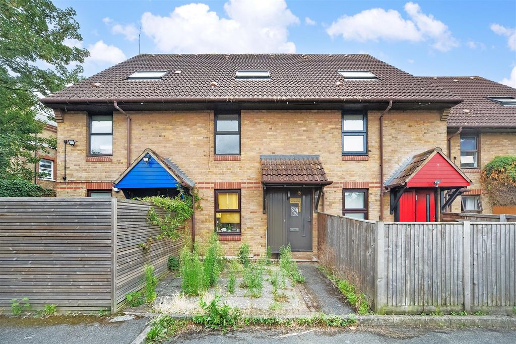 Property photo 1 of 12 Coopers Close