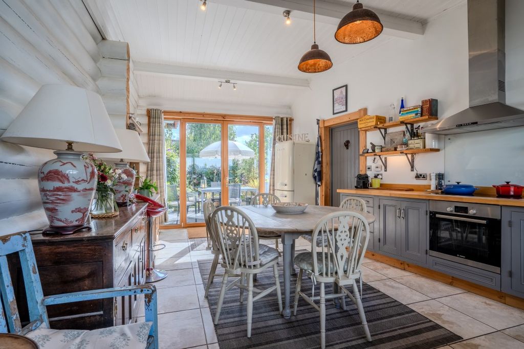 Property photo 3 of 28