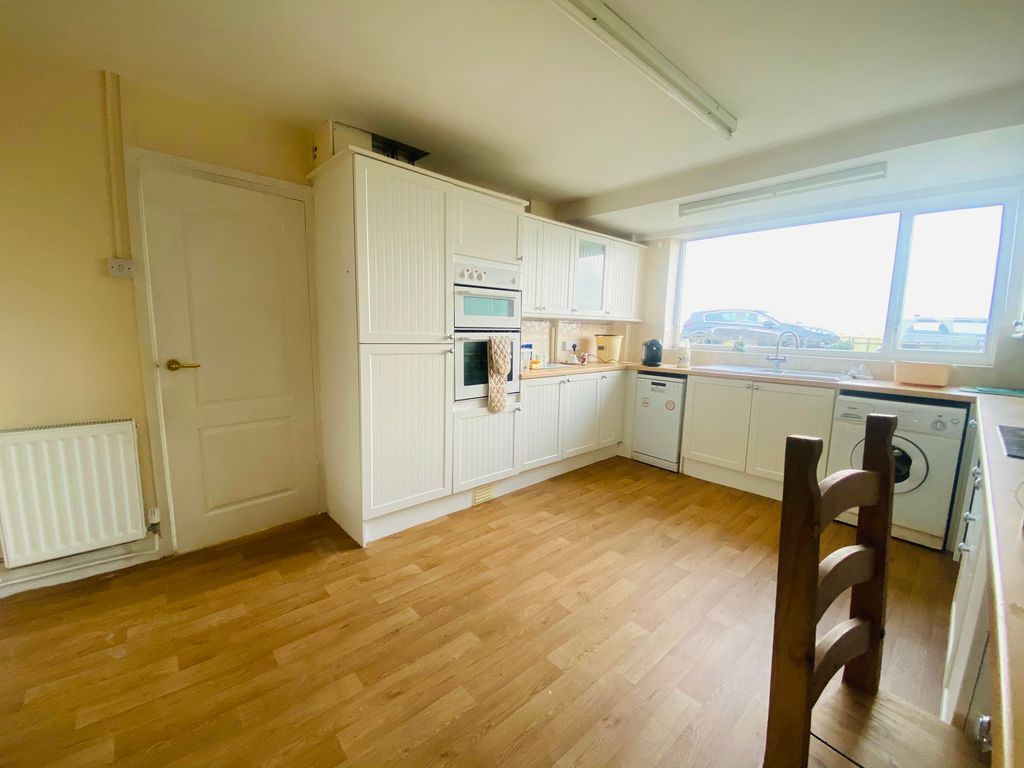 Property photo 3 of 10 Kitchen