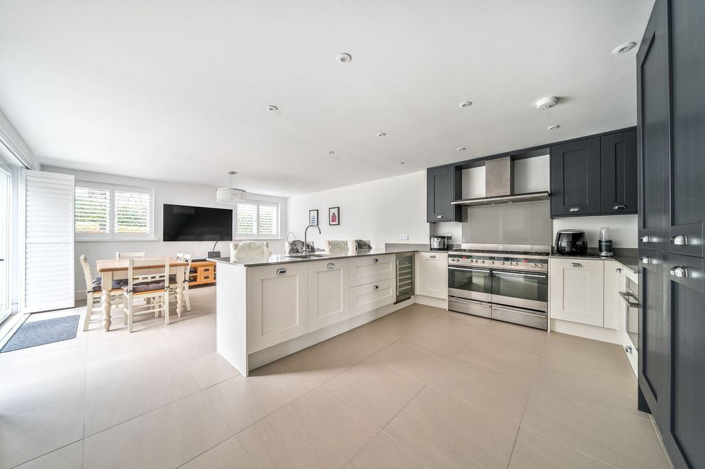 Property photo 2 of 30