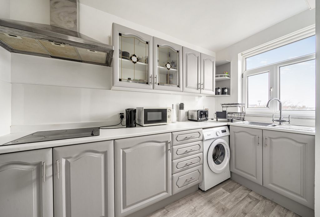 Property photo 3 of 17 1409456-11-698B0c...