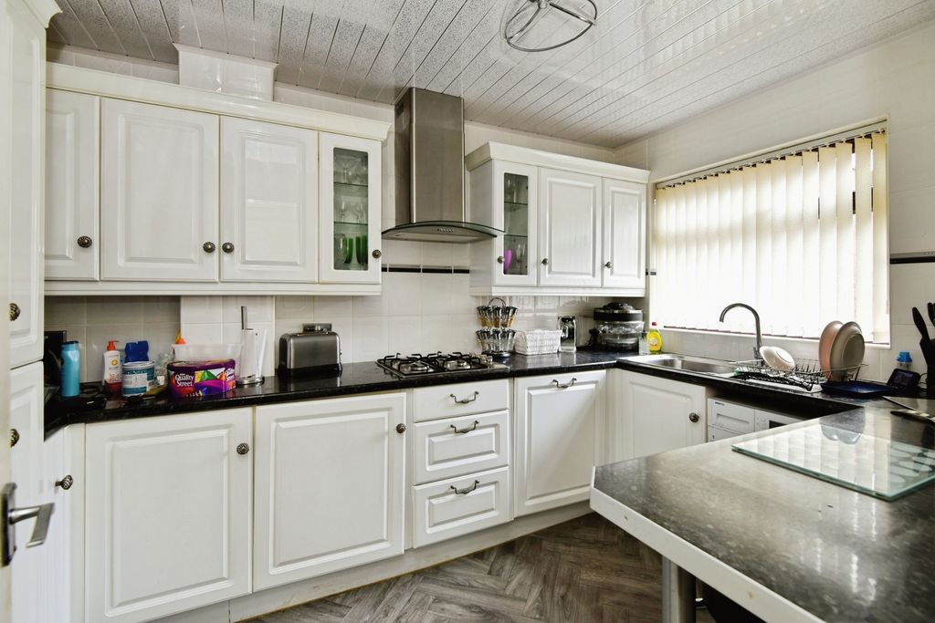 Property photo 3 of 21 Fitted Kitchen