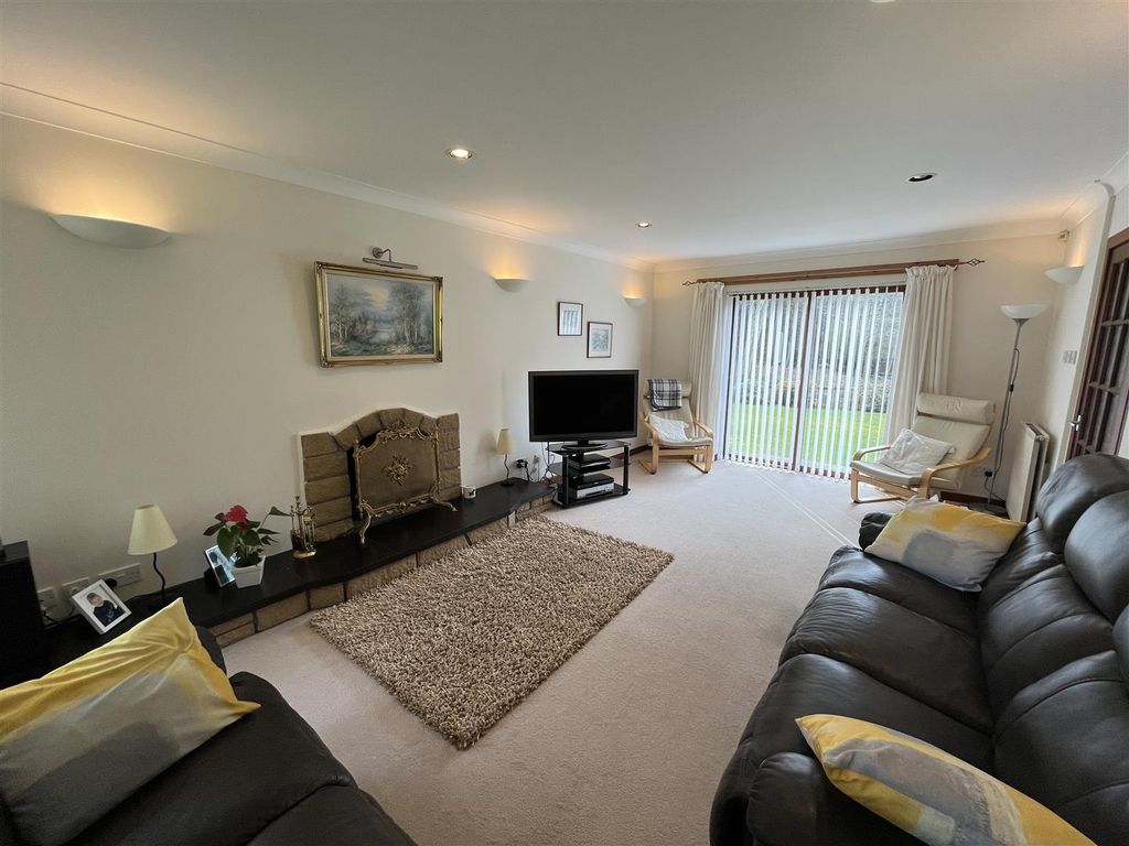 Property photo 3 of 29 Lounge