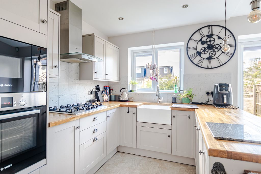 Property photo 3 of 22 Kitchen4