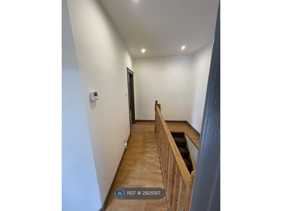 Property photo 2 of 11 Hallway