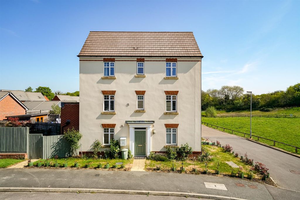 Property photo 1 of 17 33-Burgundy-Drive-04172.Jpg