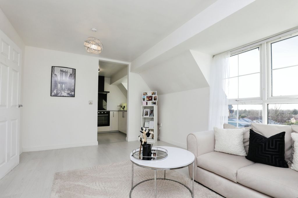Property photo 2 of 15 Lounge