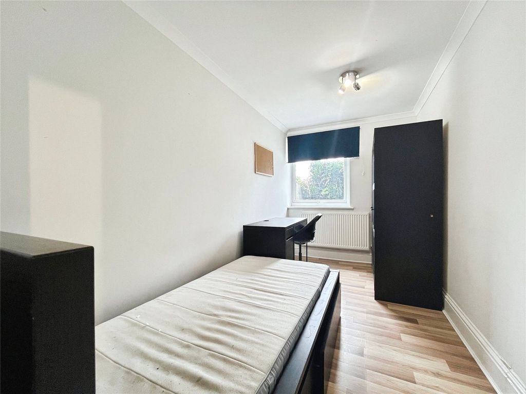 Property photo 1 of 8 Room