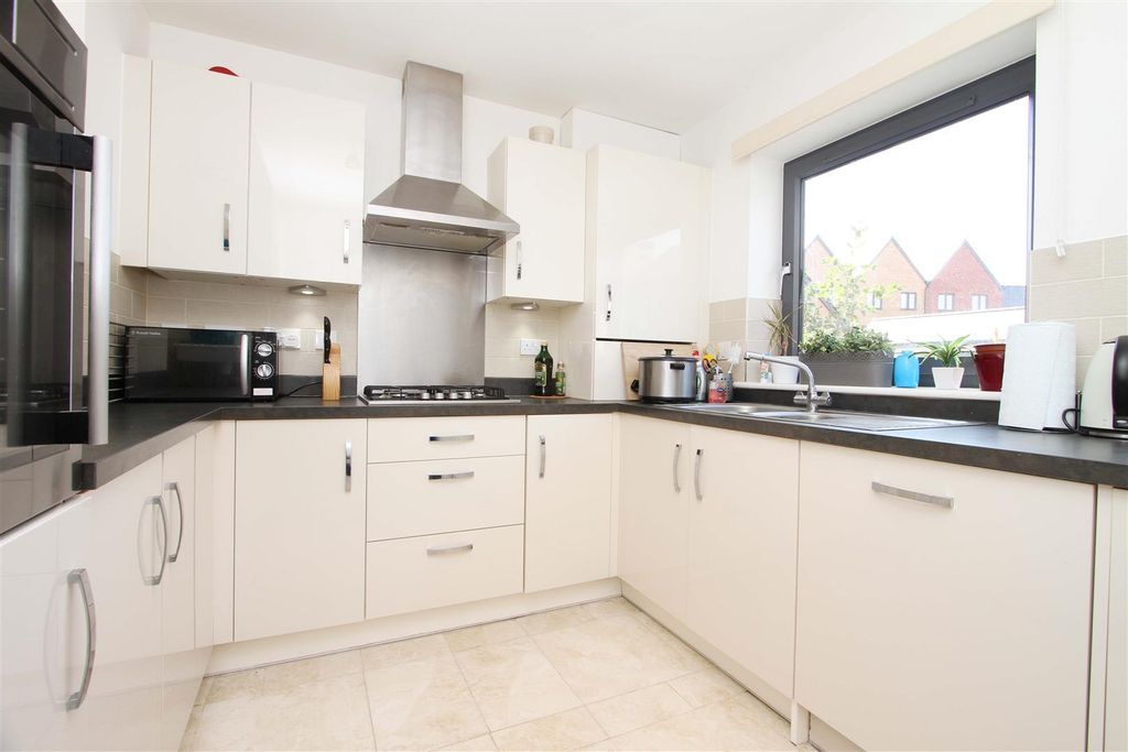 Property photo 3 of 10 Kitchen