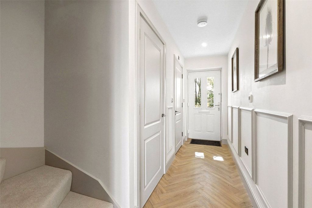 Property photo 2 of 11 Hallway