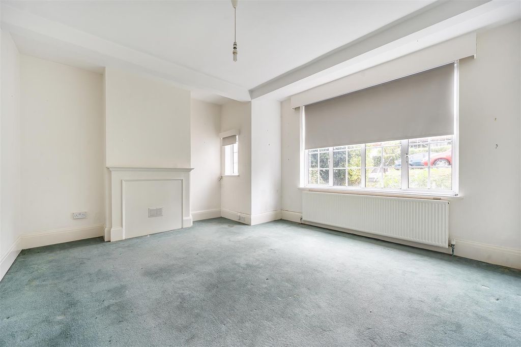 Property photo 3 of 23 Makepeace Avenue