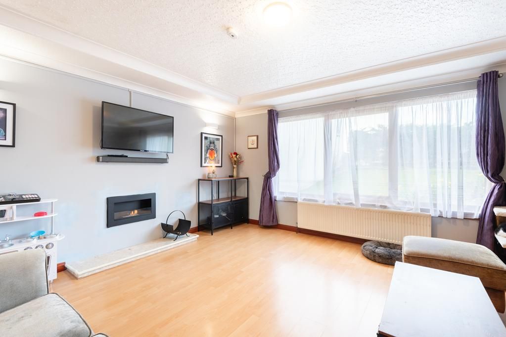 Property photo 3 of 28 Lev1429Pem Lounge.Jpg