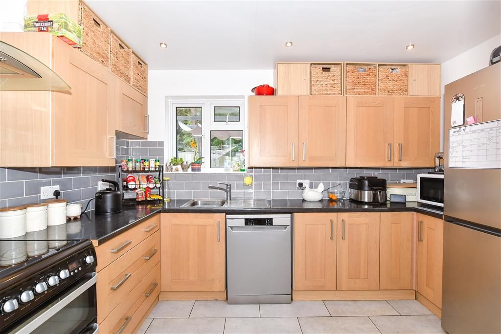 Property photo 2 of 7 Kitchen
