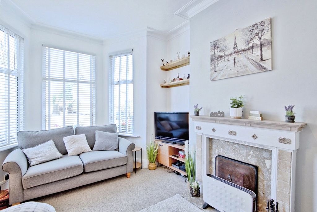 Property photo 2 of 15 Lounge