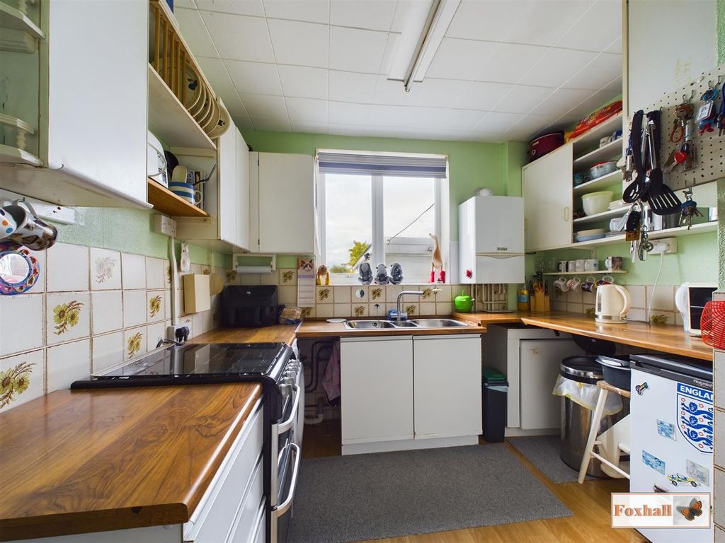 Property photo 3 of 11 Kitchen