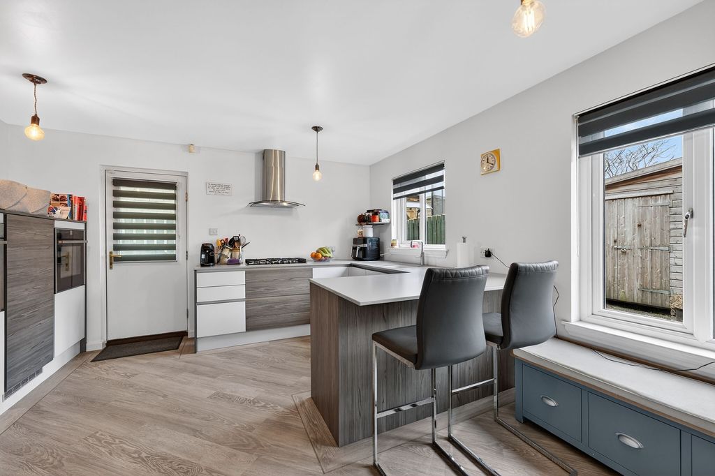 Property photo 2 of 28