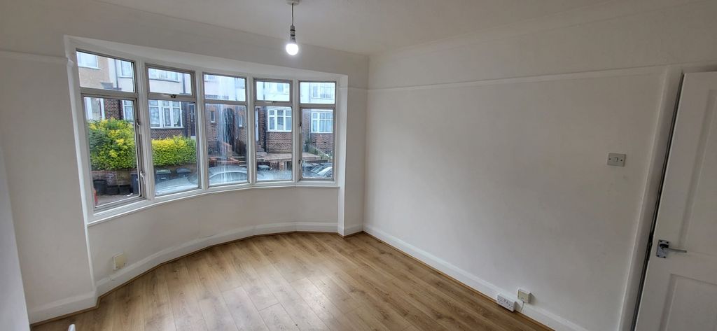 Property photo 3 of 17 Gallery