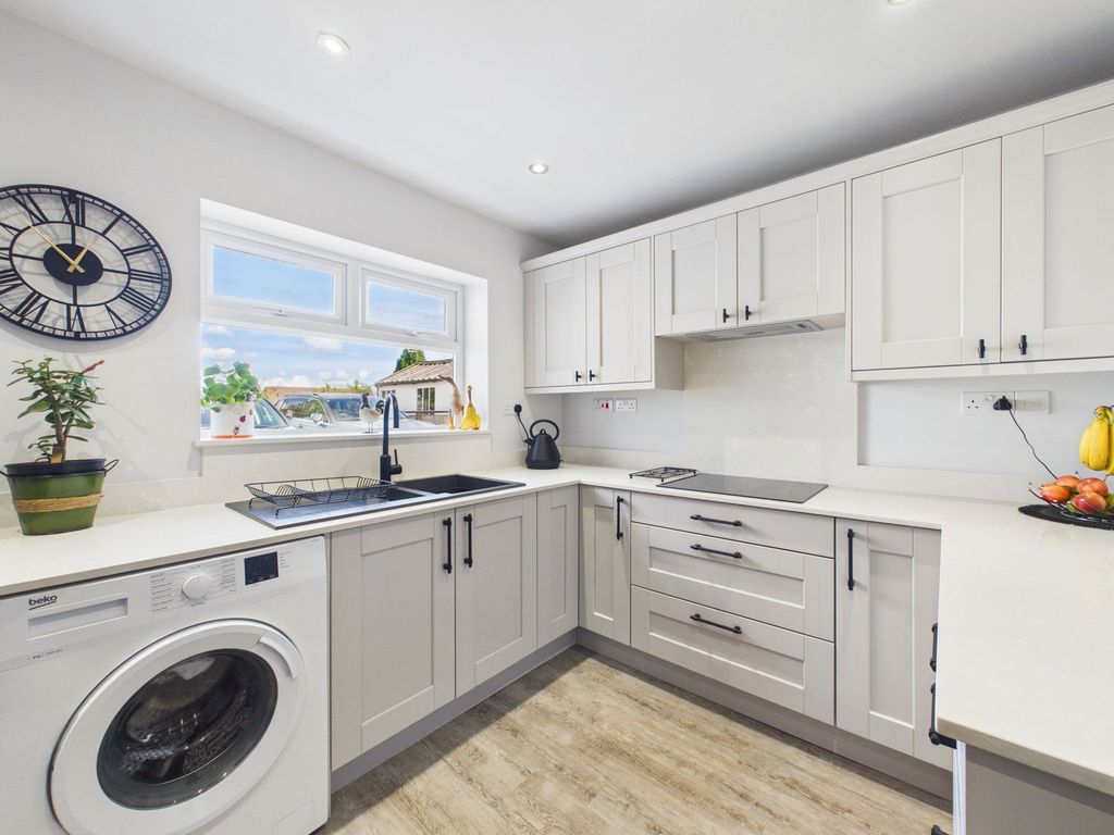Property photo 3 of 19 Kitchen