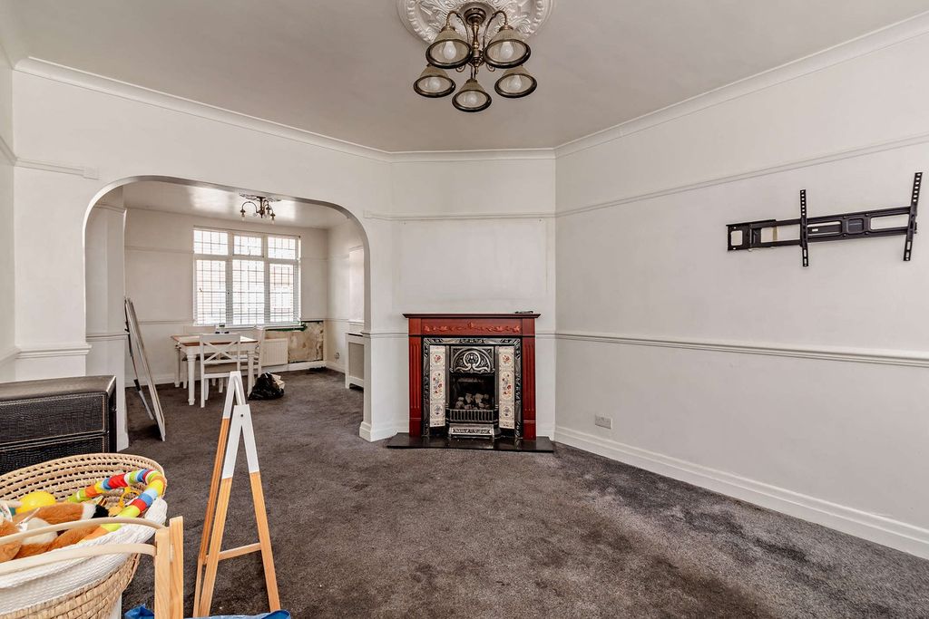 Property photo 2 of 25