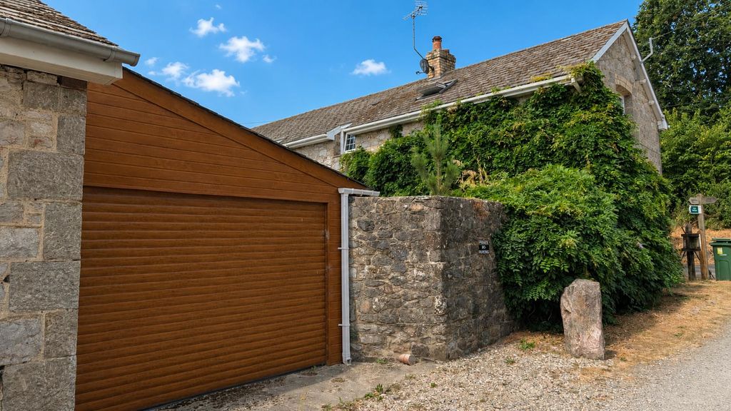 Property photo 2 of 16 A9A29E88-BA0A-40A5-Ad02-F306448D483B.Png