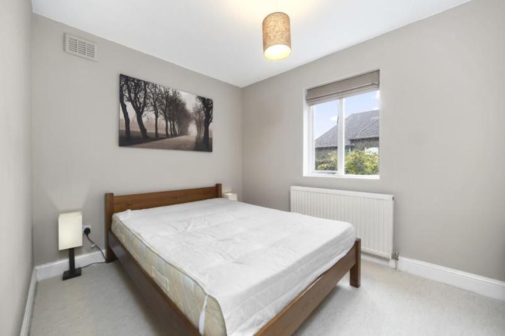 Property photo 3 of 5 Bed2.Jpg