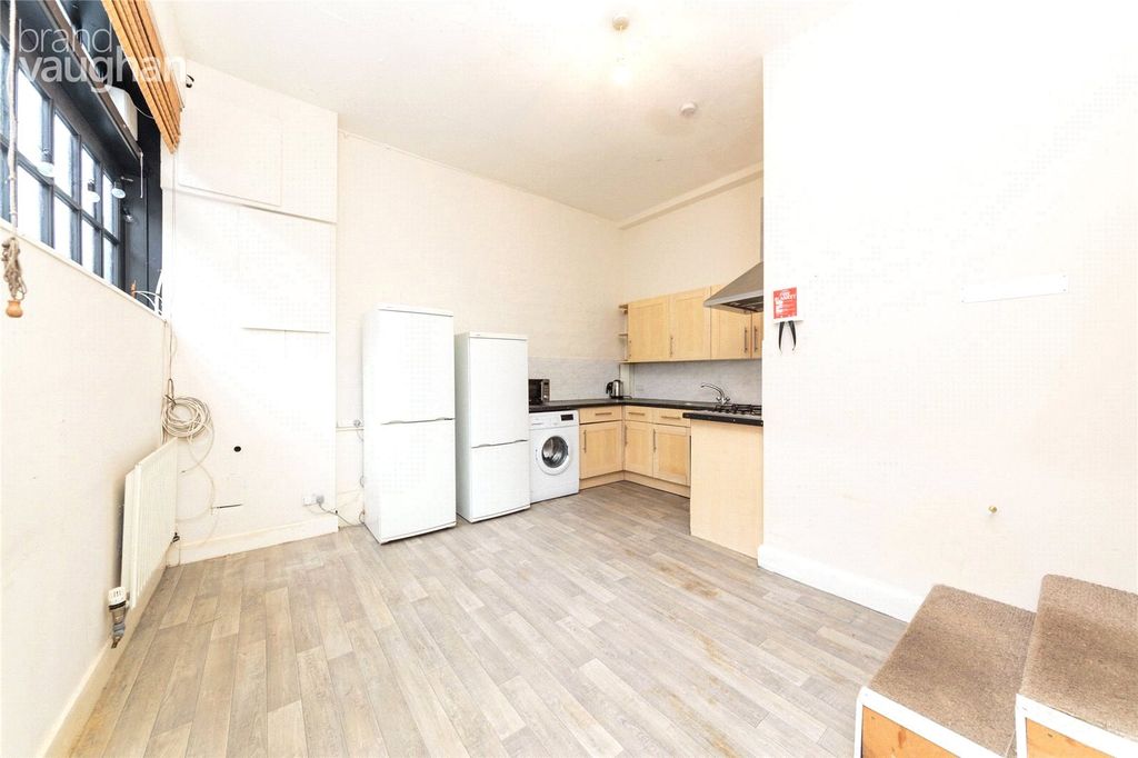 Property photo 2 of 11 Kitchen
