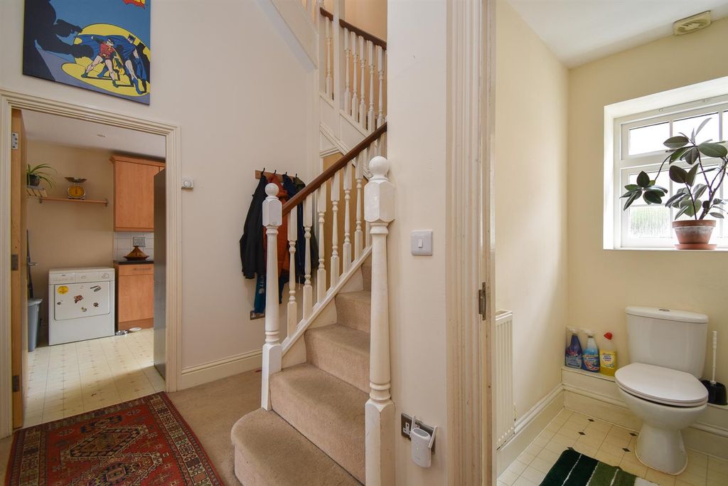 Property photo 3 of 20 Entrance Hall